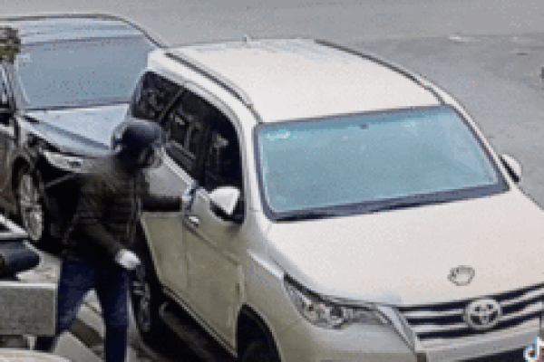 Ném vỡ cửa kính giữa ban ngày, tên trộm trắng trợn lấy sạch tài sản trên ô tô