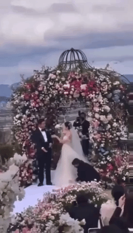 Lộ khoảnh khắc Hyun Bin - Son Ye Jin vừa nhảy vừa khóa môi cực ngọt trong đám cưới-1