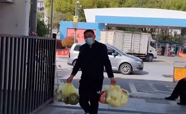 Con dâu cách ly 16 ngày, bố chồng nhiều lần xuất hiện với đồ xa xỉ trên tay, dân mạng ghen tị đỏ mắt với thứ bên trong-1