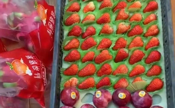 Con dâu cách ly 16 ngày, bố chồng nhiều lần xuất hiện với đồ xa xỉ trên tay, dân mạng ghen tị đỏ mắt với thứ bên trong-2