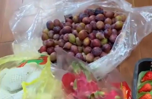 Con dâu cách ly 16 ngày, bố chồng nhiều lần xuất hiện với đồ xa xỉ trên tay, dân mạng ghen tị đỏ mắt với thứ bên trong-4