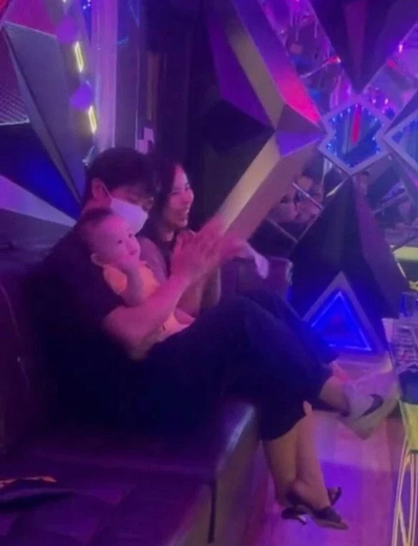 Con trai Công Phượng lần đầu xuất hiện rõ mặt trên mạng xã hội, hưởng hết nét đẹp của bố mẹ-2