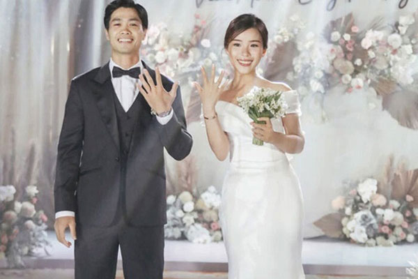 Công Phượng và Viên Minh cùng cậu con trai 8 tháng xuất hiện công khai trước truyền thông nhưng lại làm một hành động lạ-5