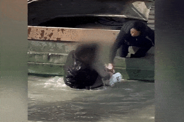 Thót tim giây phút giải cứu hai mẹ con bị mắc kẹt trong chiếc ô tô đang dần chìm dưới sông