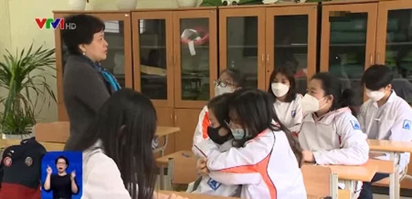 Xúc động những bông cúc trắng cùng dòng thư ngậm ngùi của bạn cùng lớp tưởng niệm nam sinh trường chuyên nhảy lầu tự tử-1