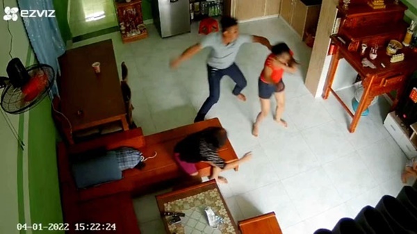 Chồng túm tóc đánh dã man, dùng cán dao đập liên tiếp vào người vợ, nhìn đứa bé hoảng loạn chạy theo mẹ mà xót xa-1