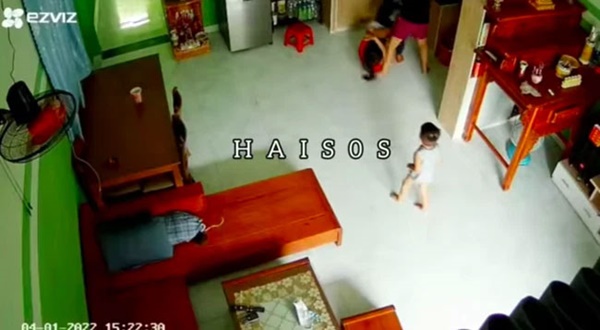 Chồng túm tóc đánh dã man, dùng cán dao đập liên tiếp vào người vợ, nhìn đứa bé hoảng loạn chạy theo mẹ mà xót xa-5