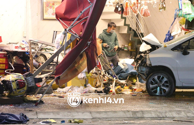 Nóng: Ô tô điên lao vào tiệm bánh mì, nhiều người bị thương-3