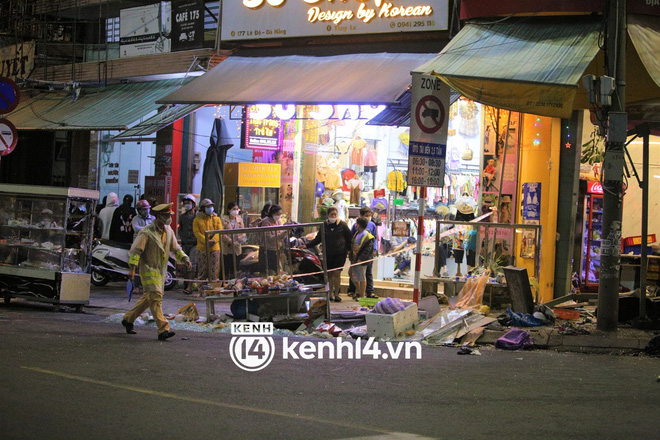 Nóng: Ô tô điên lao vào tiệm bánh mì, nhiều người bị thương-4