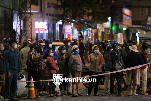 Nóng: Ô tô điên lao vào tiệm bánh mì, nhiều người bị thương-5