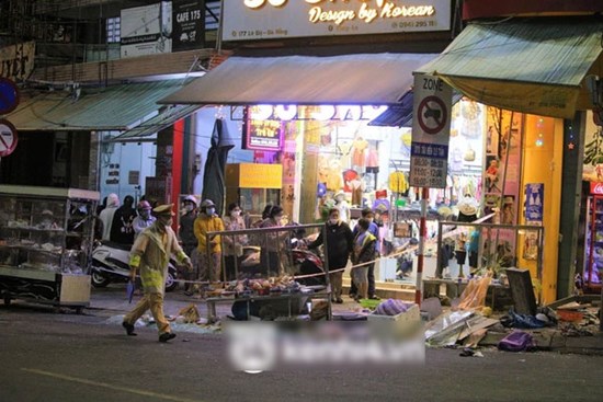 Nóng: Ô tô điên lao vào tiệm bánh mì, nhiều người bị thương