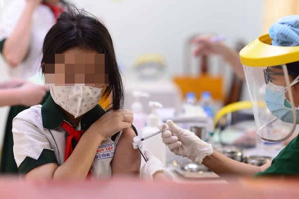 Trẻ sau tiêm vắc-xin Covid-19: Có 2 việc cha mẹ cần làm để tránh tối đa phản ứng sau tiêm-1