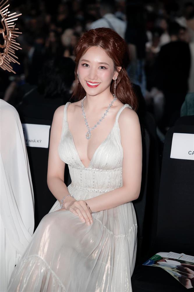 Ơn trời! Cuối cùng thì Hari Won cũng chịu chia tay màu tóc thảm họa diện suốt từ Tết đến giờ-8