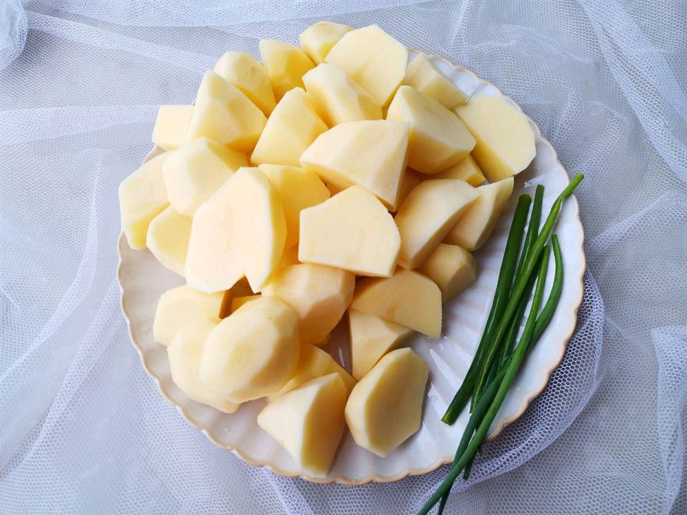 Khoai tây đừng chiên hay xào nữa, làm thế này thì ăn cơm cũng ngon mà ăn chơi cũng hợp lý!-2