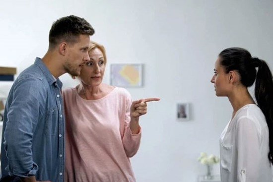 Đón tiếp con dâu tương lai đến nhà chơi, mẹ chồng 