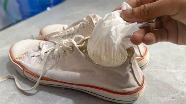 Bỏ nắm muối vào giày và để qua đêm: Mẹo hay, hiệu quả bất ngờ nhưng ít người biết-1