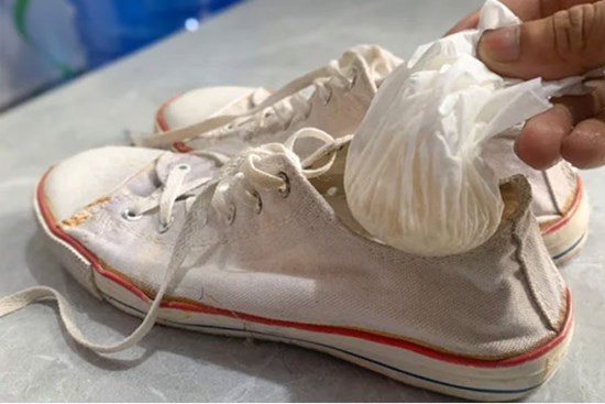 Bỏ nắm muối vào giày và để qua đêm: Mẹo hay, hiệu quả bất ngờ nhưng ít người biết