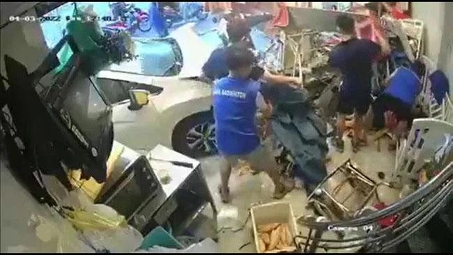 Vụ ô tô lao như bay vào quán bánh mỳ ở Đà Nẵng: Sức khỏe các nạn nhân hiện tại ra sao?-1