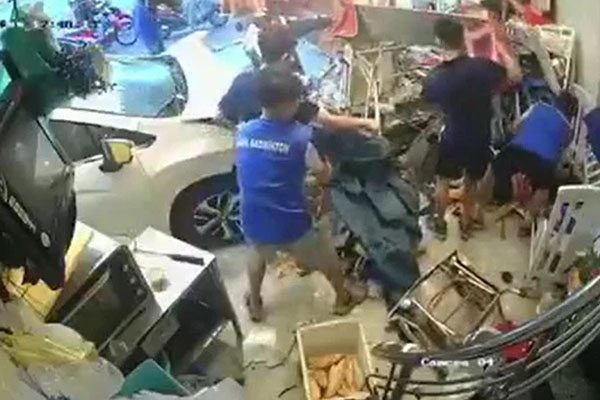 Thương tâm: Mẹ vừa sinh bị nước lũ cuốn trôi, con thơ chưa đầy 2 tháng tuổi gào khóc ngày đêm vì khát sữa-2