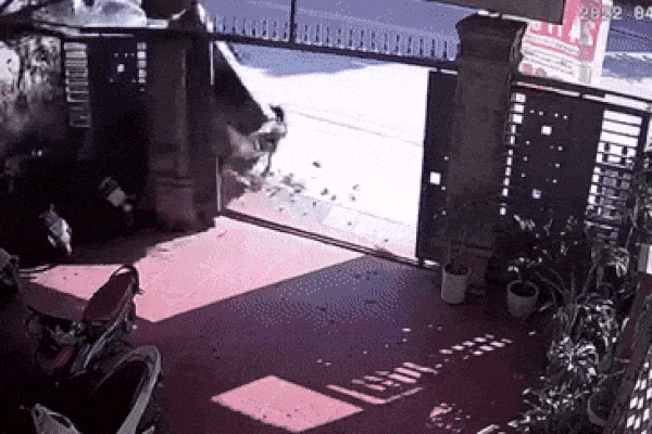 Ô tô bán tải mất lái, lao thẳng vào nhà dân bên đường, đoạn clip khiến người xem 'lạnh gáy'