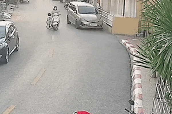 Bất ngờ rẽ trái, xe bán tải gây họa cho nam sinh chạy xe đạp điện-1