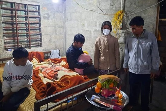 Thương tâm: Mẹ vừa sinh bị nước lũ cuốn trôi, con thơ chưa đầy 2 tháng tuổi gào khóc ngày đêm vì khát sữa