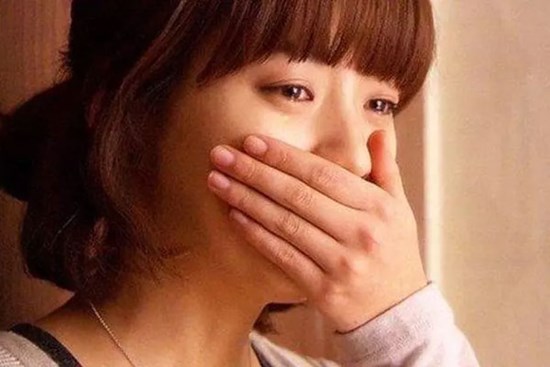 Hận mẹ ngoại tình, tôi nhắm mắt lấy người chồng 'khờ'
