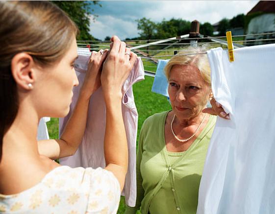 Bỏ tiền mua 2 cân sườn mà gắp một miếng mẹ chồng cũng không cho, tôi tức giận hất tung cả đĩa-1