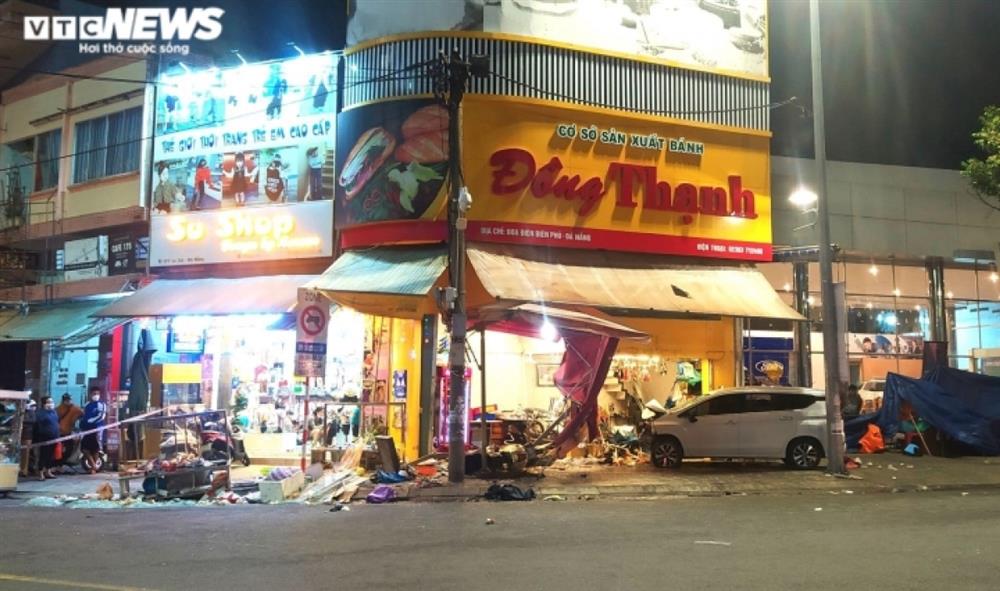 Xe 7 chỗ tông vào tiệm bánh mì, 6 người bị thương: Tài xế dương tính với ma túy-1