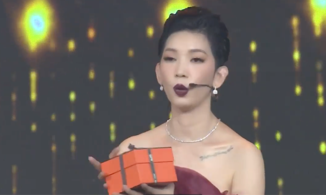 Nữ đại gia quận 7 vừa quyên tặng đồng hồ hàng hiệu thì ông xã quyết tâm đấu giá mua lại bởi vì ý nghĩa đặc biệt này-2