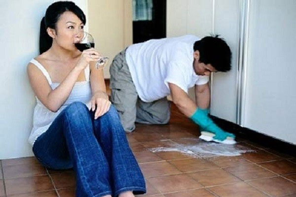 Cưới nhau 5 năm, vợ không chịu làm việc nhà, xem phim 6 tiếng/ngày vì chồng từng hứa lấy anh em chẳng phải đụng đến một ngón tay-2