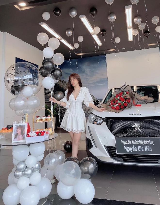 Bạn gái Hoàng Đức chính thức nhận xế hộp mới, Tiến Linh lập tức vào trêu chọc-1