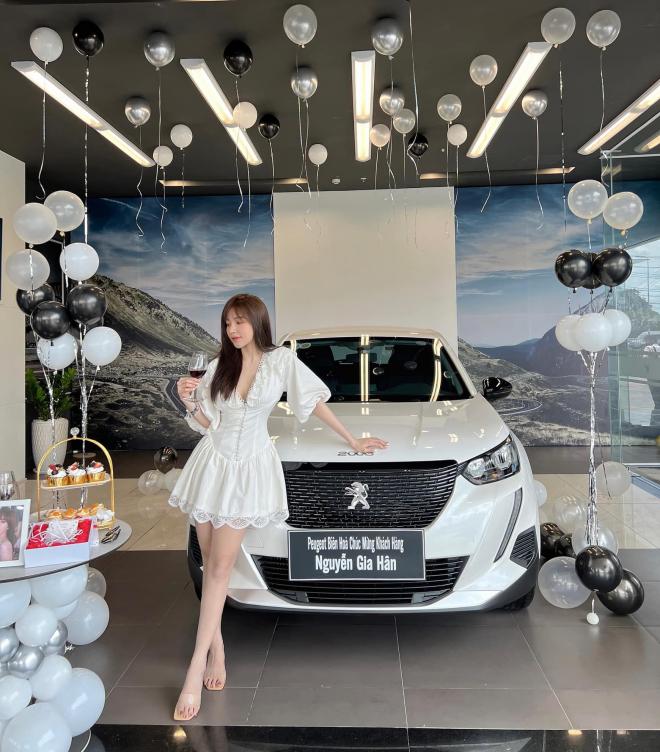 Bạn gái Hoàng Đức chính thức nhận xế hộp mới, Tiến Linh lập tức vào trêu chọc-2