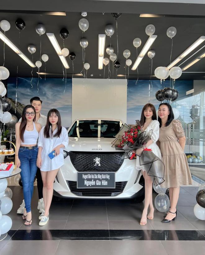 Bạn gái Hoàng Đức chính thức nhận xế hộp mới, Tiến Linh lập tức vào trêu chọc-3