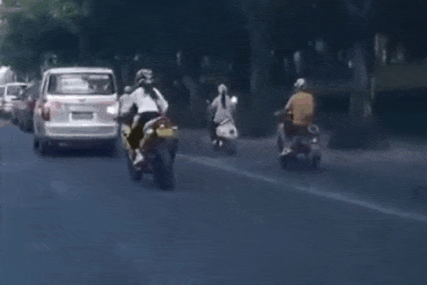 Hai thanh niên phóng xe máy như bay, đâm thẳng vào đuôi ô tô đang dừng bên đường-1