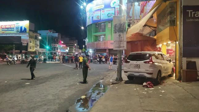 Vụ xe điên tông vào tiệm bánh mì, 6 người bị thương: Tài xế bị xử lý thế nào?-1
