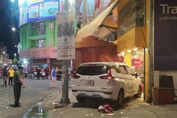Vụ ô tô điên lao vào tiệm bánh mì: Tài xế nhậu cùng bạn suốt 6 tiếng, hết khoảng 4 thùng bia-4