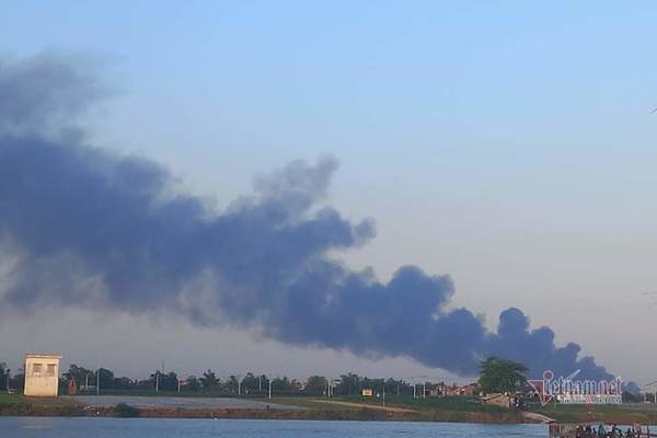 Đang cháy lớn tại Hải Dương, cột khói cao vút nhìn rõ từ khoảng cách 10km-1