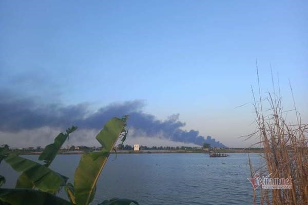 Đang cháy lớn tại Hải Dương, cột khói cao vút nhìn rõ từ khoảng cách 10km-2