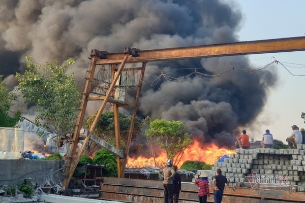 Đang cháy lớn tại Hải Dương, cột khói cao vút nhìn rõ từ khoảng cách 10km-4