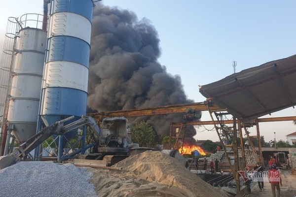 Đang cháy lớn tại Hải Dương, cột khói cao vút nhìn rõ từ khoảng cách 10km-5