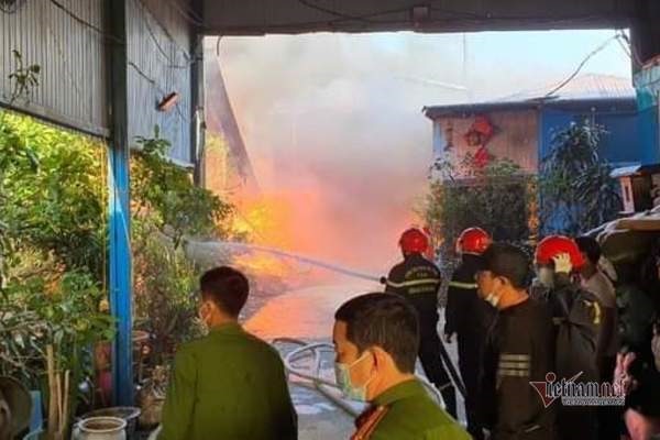 Đang cháy lớn tại Hải Dương, cột khói cao vút nhìn rõ từ khoảng cách 10km-6