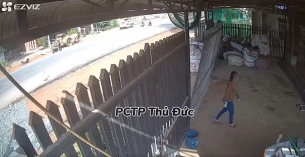 Thót tim khoảnh khắc người phụ nữ bị cửa kéo đổ sập đè trúng người-1