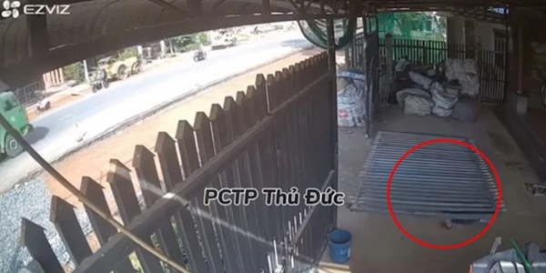 Thót tim khoảnh khắc người phụ nữ bị cửa kéo đổ sập đè trúng người-2