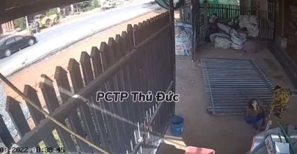 Thót tim khoảnh khắc người phụ nữ bị cửa kéo đổ sập đè trúng người-3