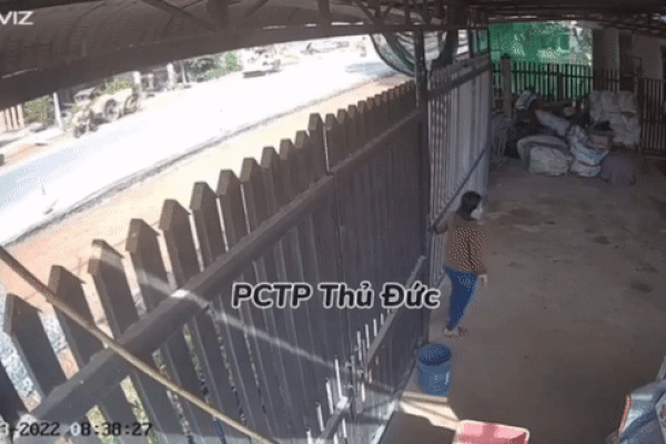 Thót tim khoảnh khắc người phụ nữ bị cửa kéo đổ sập đè trúng người