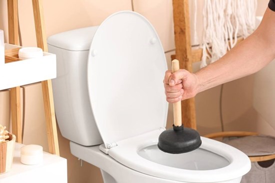 8 thứ này nếu xả xuống bồn cầu sẽ gây tắc nghẽn, cái số 1 và số 6 nhiều người làm sai nhất