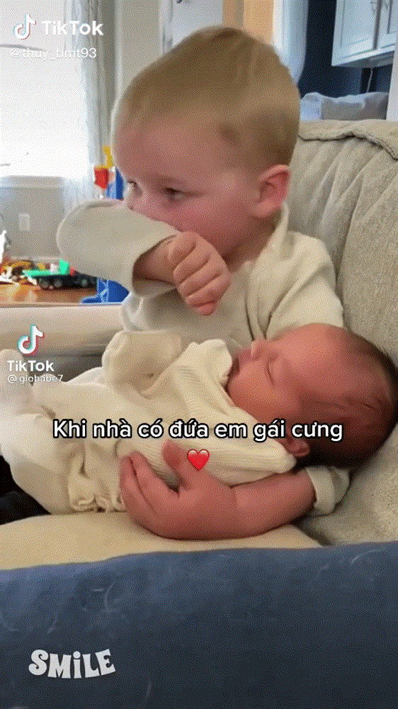 Lần đầu bế em gái, thái độ của anh trai khiến bố mẹ bật khóc, ai nấy xem xong đều muốn đẻ ngay và luôn-1