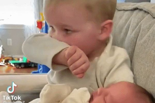 Cặp mẹ con vào quán ăn chỉ gọi duy nhất 2 món, người phục vụ vừa nhìn đơn lập tức báo cảnh sát: Quá nguy hiểm!-4