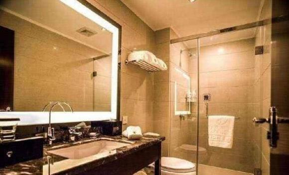 Khi ở trong khách sạn vào ban đêm, tại sao bạn nên cố gắng bật đèn nhà vệ sinh? Hầu hết mọi người không quan tâm-2